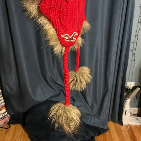 Hollister red hat with Pom Pom - Picture 2 of 3